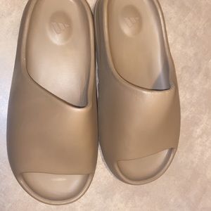 YEEZY Slides Core 2021 sz. 10